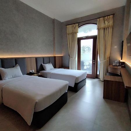 The Grand Palace Hotel Malang Exterior foto