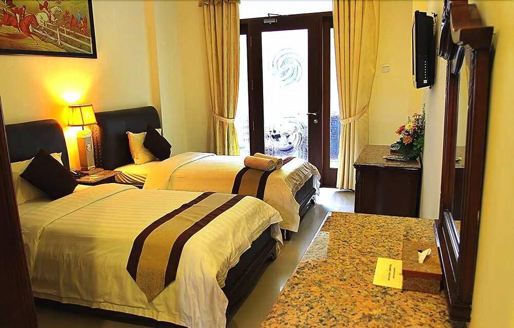 The Grand Palace Hotel Malang Exterior foto