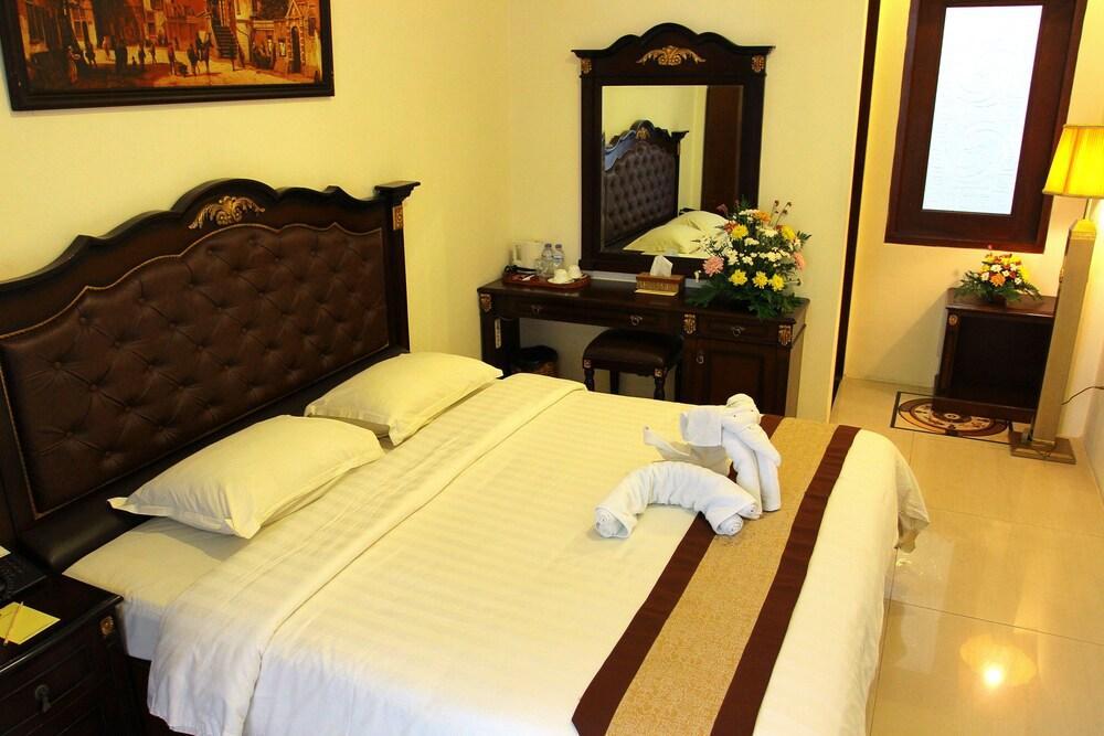 The Grand Palace Hotel Malang Exterior foto