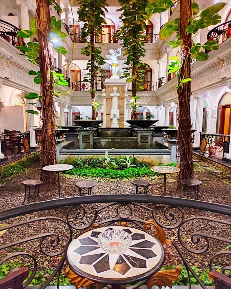 The Grand Palace Hotel Malang Exterior foto