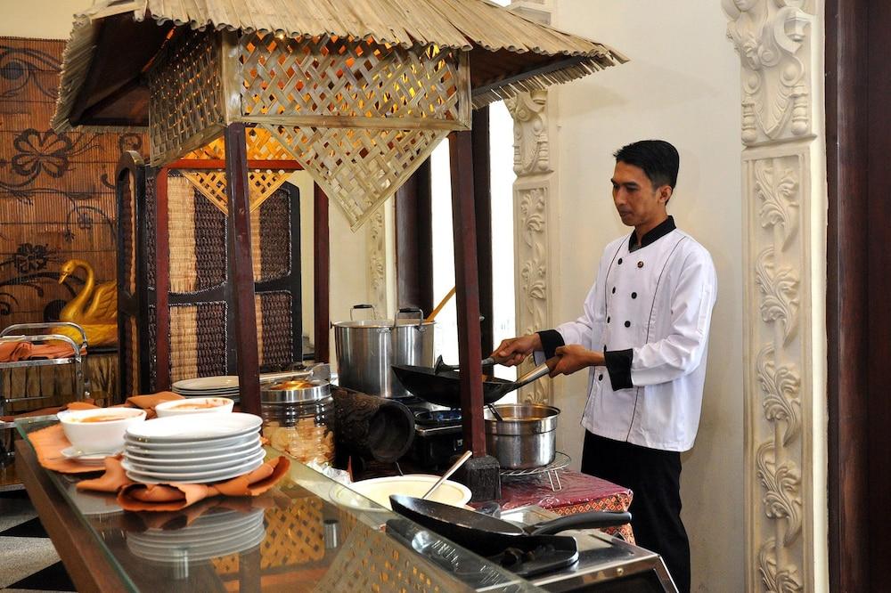 The Grand Palace Hotel Malang Exterior foto