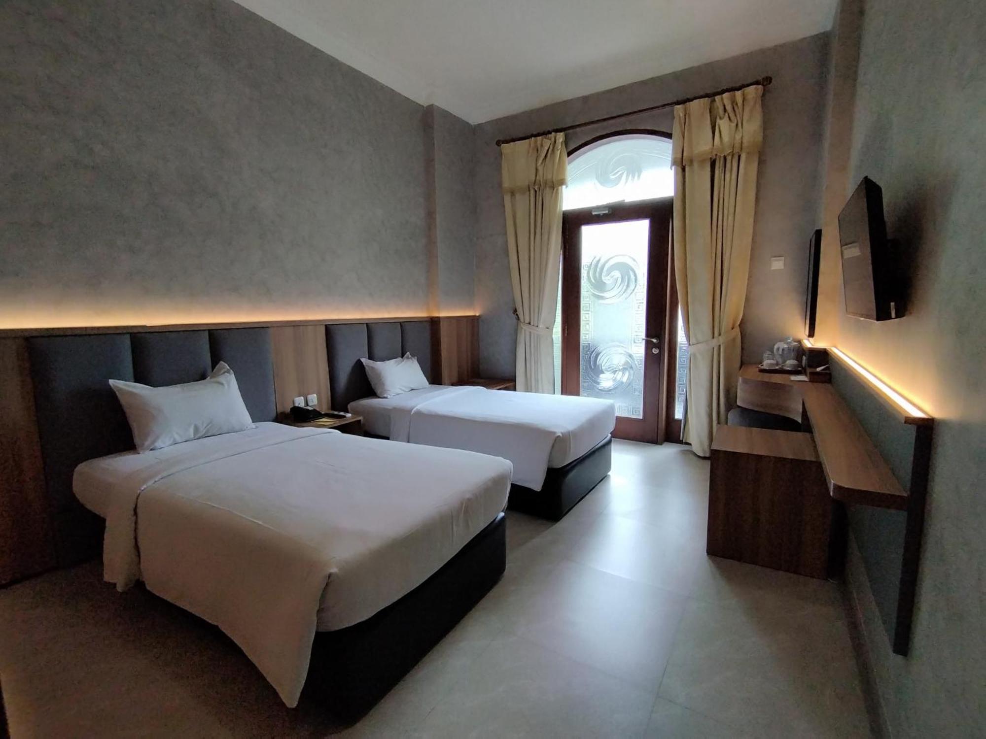 The Grand Palace Hotel Malang Exterior foto