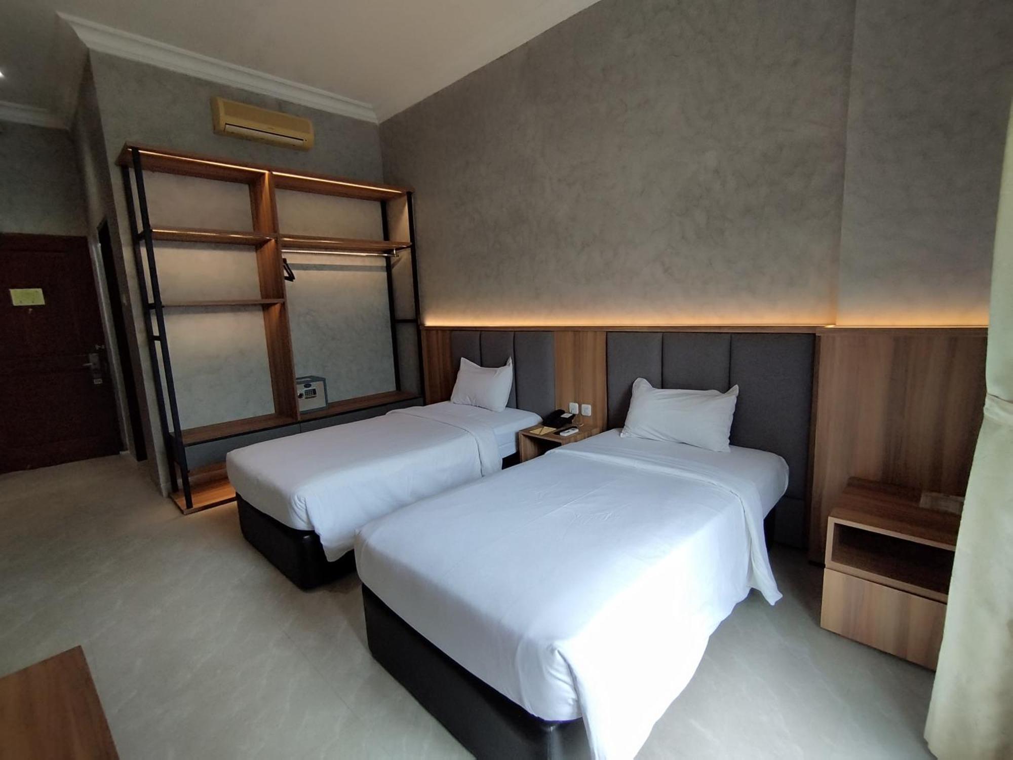 The Grand Palace Hotel Malang Exterior foto