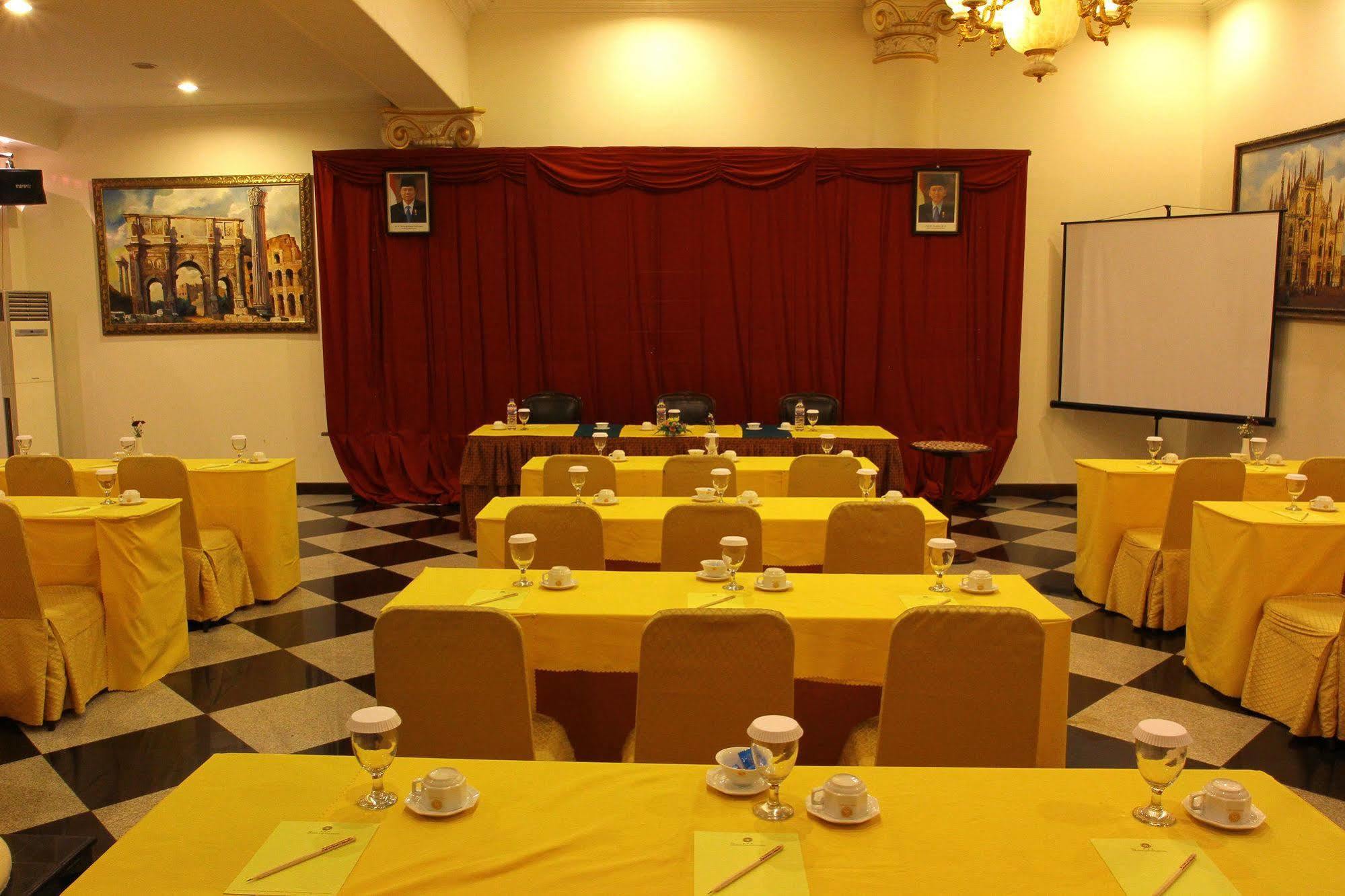 The Grand Palace Hotel Malang Exterior foto