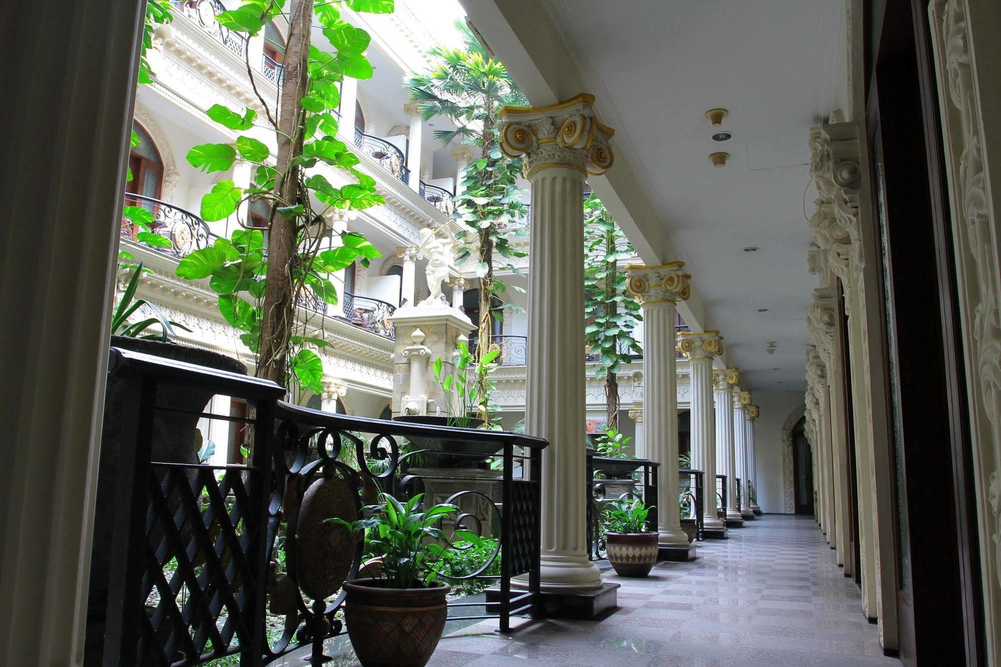 The Grand Palace Hotel Malang Exterior foto