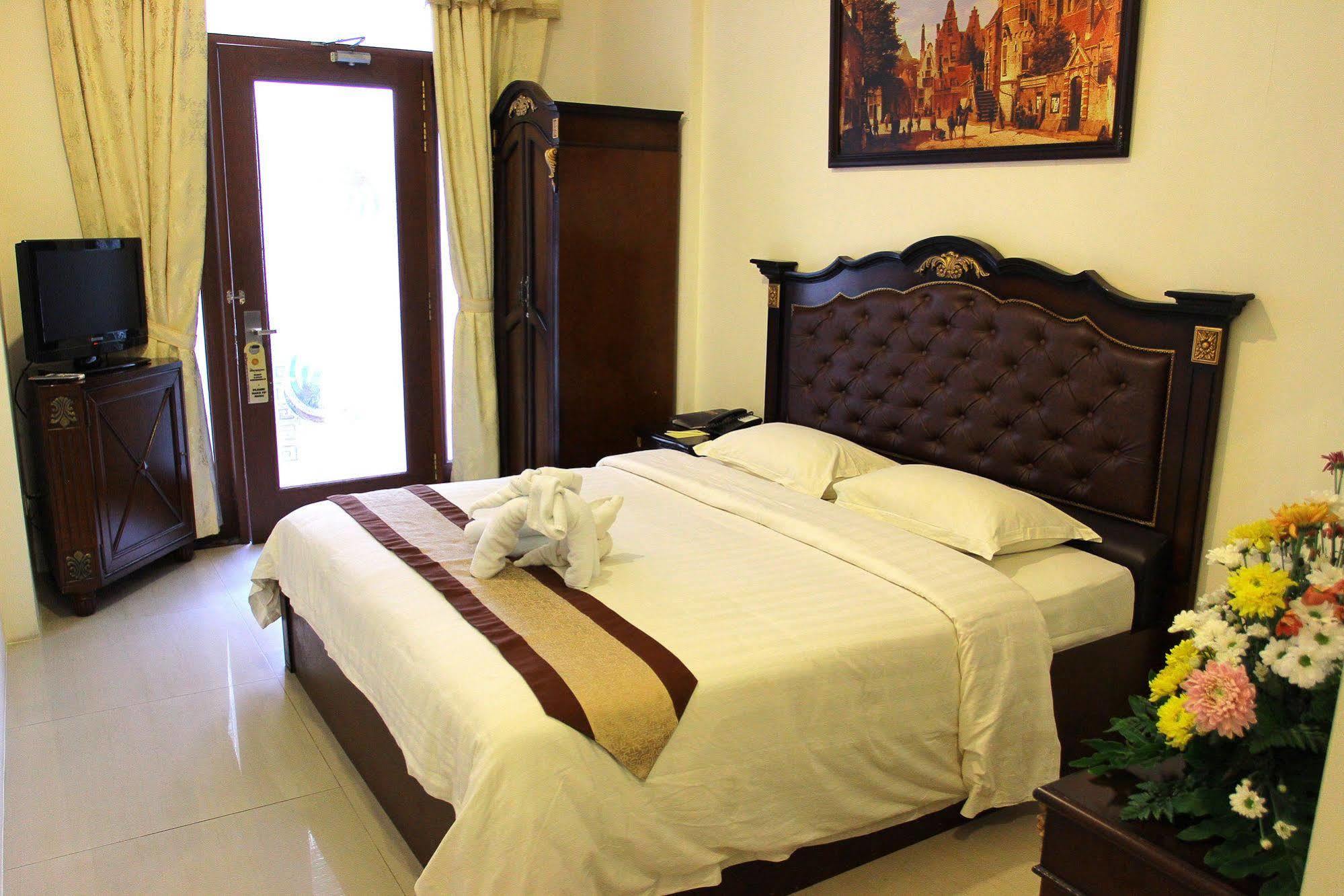 The Grand Palace Hotel Malang Exterior foto