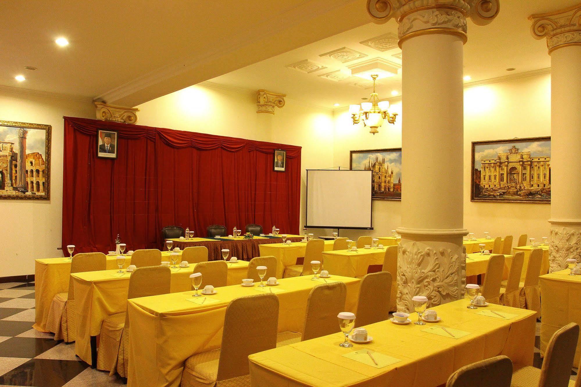 The Grand Palace Hotel Malang Exterior foto